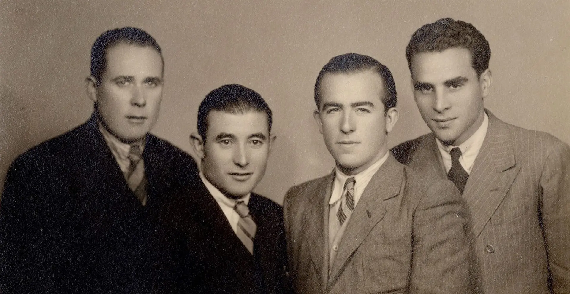 De vierde generatie van de familie Escudero poseert voor hun wijnhuis in Grávalos