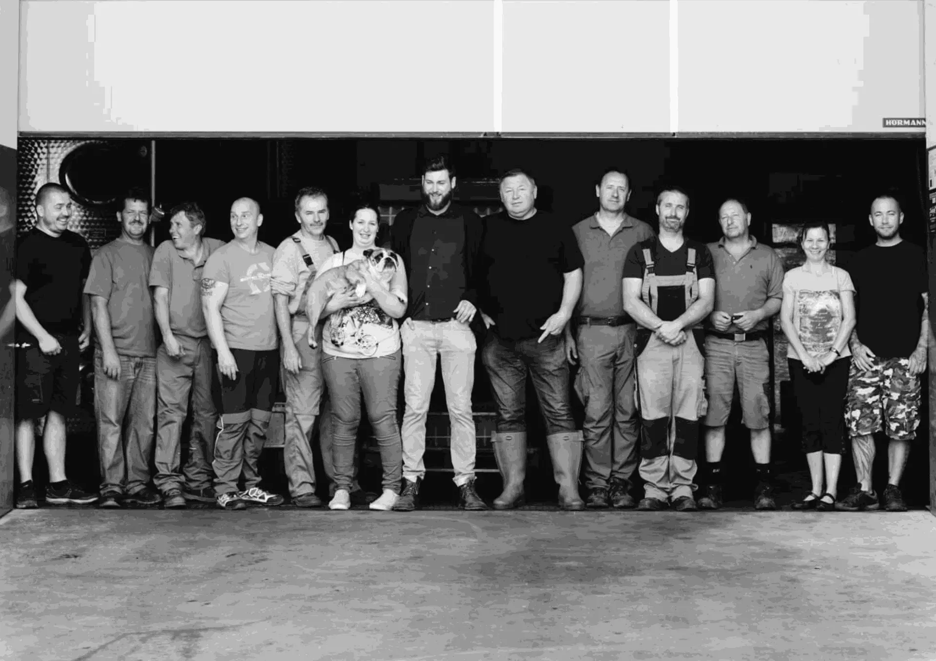Het team van Weingut Schwarz voor de wijnkelder in Andau – een hechte familie van vakmensen en wijnliefhebbers